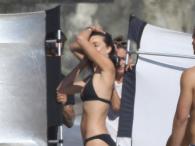 Miranda Kerr uroczo w czarnym bikini